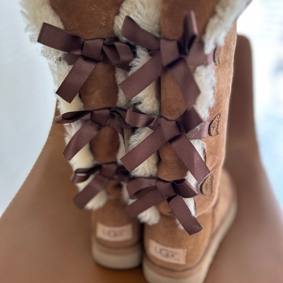 UGG WOMENS BAILEY BOW II TALL BOOT Size 6 - Picture 1 of 2